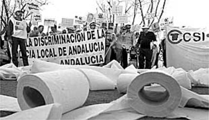 Cabeza de la concentración de agentes locales, ayer, ante la sede de la Consejería de Gobernación en Cádiz.