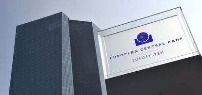 Vista del logotipo del Banco Central Europeo (BCE) en su sede de Fr&aacute;ncfort, Alemania.  