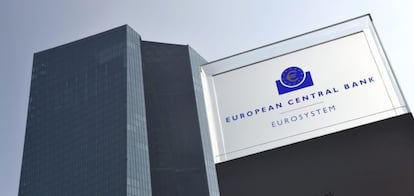 Vista del logotipo del Banco Central Europeo (BCE) en su sede de Fráncfort, Alemania.