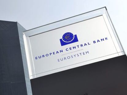 Vista del logotipo del Banco Central Europeo (BCE) en su sede de Fr&aacute;ncfort, Alemania.  