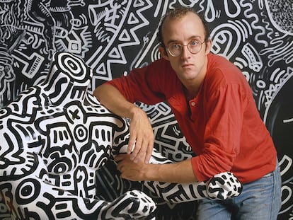 El artista Keith Haring al lado de una de sus creaciones en 1986.