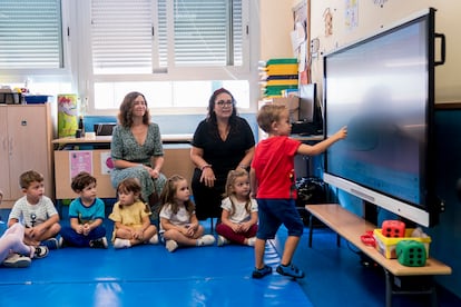 La presidenta de Madrid, Isabel Díaz Ayuso, en el colegio público San Juan Bautista el 7 de septiembre de 2023.