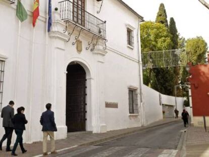 Fachada del ayuntamiento de Tomares (Sevilla).