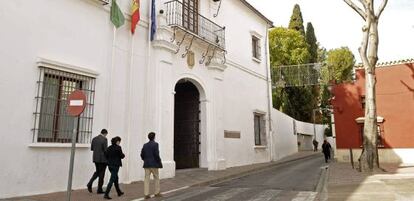 Fachada del ayuntamiento de Tomares (Sevilla).