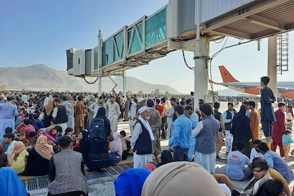 Uma multidão se aglomera para escapar dos talibãs no aeroporto de Cabul.