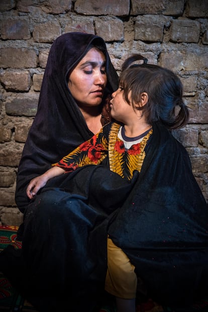 Bibi, de 35 años, lucha por mantener a su hija Ava, de tres años. Hace seis años, ella y su marido huyeron de los combates y la sequía en el norte y llegaron a este campamento con la esperanza de encontrar ayuda, pero no fue así. Su marido vendió a su hija Chehrah a un soldado talibán para alimentar a su familia de nueve miembros. Chehrah tiene ahora 13 años y está embarazada. A Ava, el padre la vendió cuando solo tenía dos meses a una familia con la que está endeudado. Cuando los talibanes llegaron al poder, la madre interpuso una demanda contra la familia, que le exigía que entregara a la niña. El tribunal talibán decretó que esperen a que la pequeña cumpla cinco años. El padre huyó a Irán.