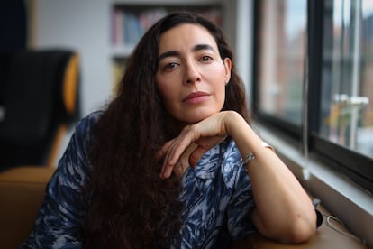 Fernanda Trías, escritora uruguaya, autora de la novela 'Mugre Rosa' y 'El Monte de las Furias', durante una entrevista, en su casa en Bogotá, el 17 de febrero de 2025. 