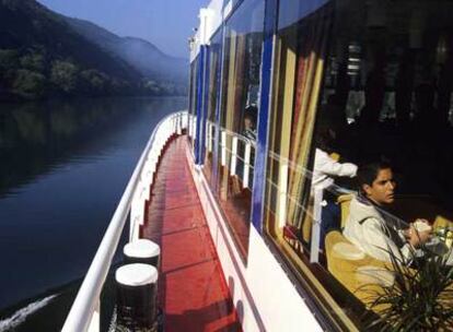 El <i>Rhine Emerald,</i> uno de los barcos que hacen cruceros fluviales turísticos por el Rin, en pleno corazón de Alemania.