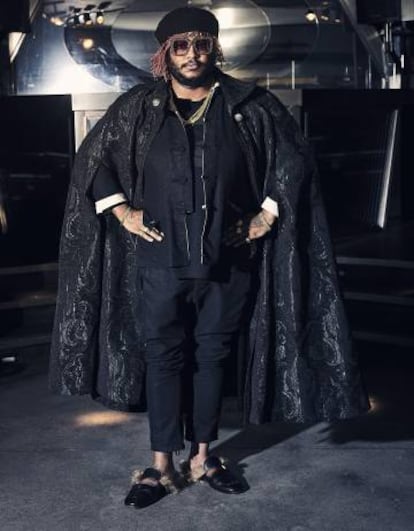 Una de las estrellas, sin pedirlo del sped up: Thundercat. (Anillos, gafas y zapatos, Gucci).