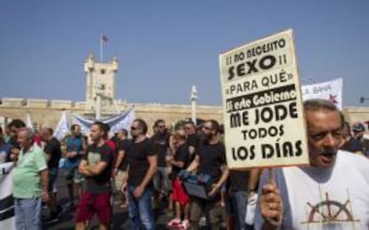 Parte de las dos mil personas entre operarios de los tres astilleros de la bahía gaditana, desempleados del sector del metal y extrabajadores de Delphi que se han manifestado hoy en la capital gaditana para pedir de nuevo que se produzcan encargos que generen empleo en los astilleros de Navantia.