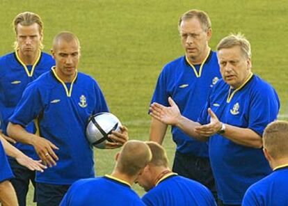 Tommy Söderberg y Lars Lagerbäck (con gafas) dan instrucciones a sus jugadores.