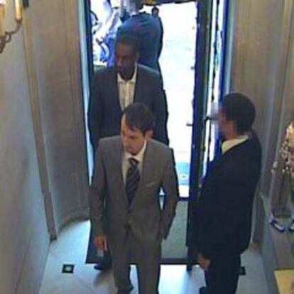 La policía británica ha difundido esta imagen de la cámara de seguridad de la joyería Graff con dos de los presuntos ladrones que se llevaron 46,6 millones en joyas