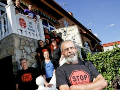 Miguel Lanzarote, en primer término, en su casa, respaldado por miembros del colectivo Stop Desahucios.