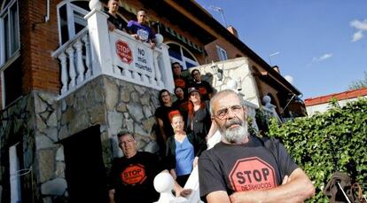 Miguel Lanzarote, en primer término, en su casa, respaldado por miembros del colectivo Stop Desahucios.