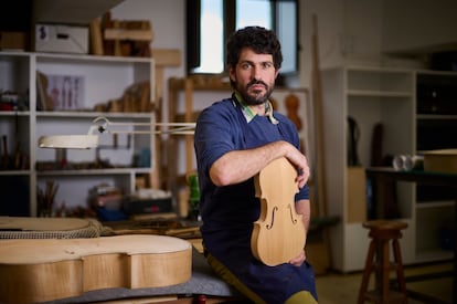 El luthier uruguayo Iñaki Arguiñarena, en su taller de Arizala, en Navarra.