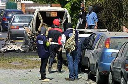 Efectivos de la Ertzaintza trabajan en el lugar de la explosión.