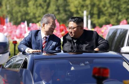 Moon Jae-in (izquierda) y Kim Jong-un dialogan durante el desfile en Pyongyang.