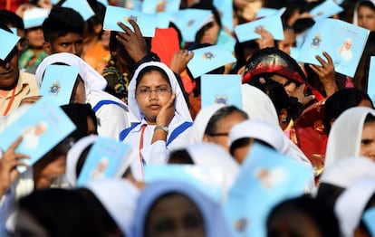 Fieles esperan para la santa misa y ordenación presbiteral del papa Francisco en el parque Suhrawardy Udyan, en Daca (Bangladés). 