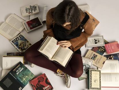 Una joven rodeada de libros del sello Círculo de Lectores.