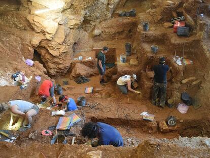 Excavación de los estratos con restos de humanos modernos, en primer plano, y de neandertales, al fondo, en la cueva de Lapa do Picareiro (Portugal).