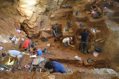 Excavación de los estratos con restos de humanos modernos, en primer plano, y de neandertales, al fondo, en la cueva de Lapa do Picareiro (Portugal).