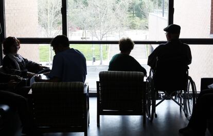 Un grupo de ancianos en un centro de cuidados en Madrid.