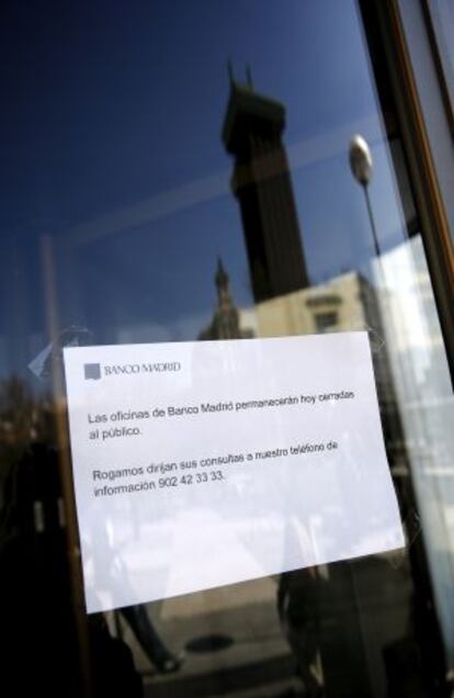 Un cartell anuncia a Banco Madrid que no obriran aquest dilluns.