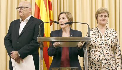 Lluis Corominas, Carme Forcadell i Anna Simó en un acte del Parlament.