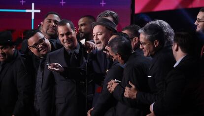 El cantante panameño Ruben Blades recibe su premio a 'Mejor Álbum del Año'.