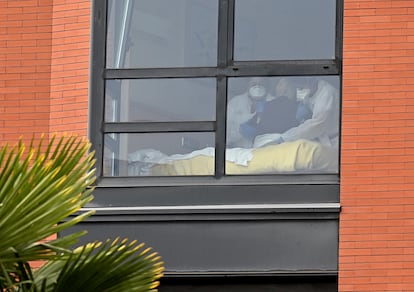 Un grupo de sanitarios asistía a un anciano en la residencia de Monte Hermoso, en Madrid, el 18 de marzo de 2020.