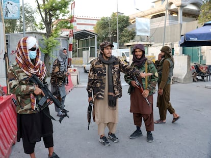 Milicianos talibanes montan guardia en un puesto de control en una carretera de acceso a Kabul, este jueves.