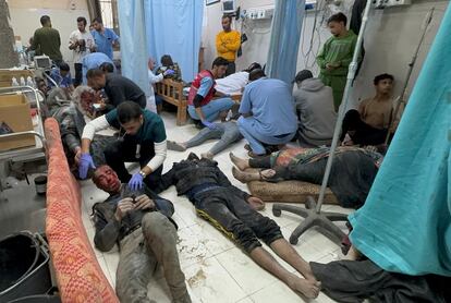 Personal médico asistía el miércoles a varios heridos en el hospital Nasser de Jan Yunis, en Gaza.