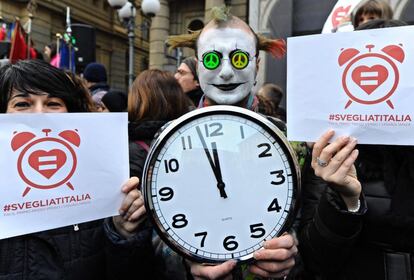 Manifestantes por el reconocimiento de las uniones gais en Florencia con carteles con el lema 'Despierta Italia'.