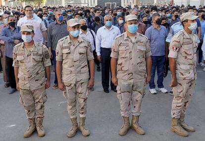 Miembros del Ejército egipcio en el primer día de clase tras un confinamiento en el centro escolar Al Sadeeya, en El Cairo, en octubre.