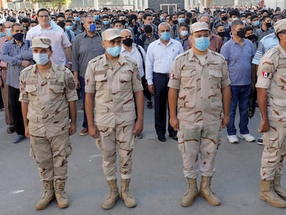 Miembros del Ejército egipcio en el primer día de clase tras un confinamiento en el centro escolar Al Sadeeya, en El Cairo, en octubre.