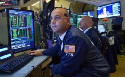 El índice Dow Jones de Industriales restaba 79,02 puntos para situarse en las 15.249,28 enteros, al tiempo que el selectivo S&P 500 perdía un 0,51 % (-8,68 unidades), hasta quedar en 1.689,99 puntos, y el índice compuesto del mercado Nasdaq el 0,47 % (-17,88 puntos), hasta las 3.769,55 unidades.
EFE/Archivo