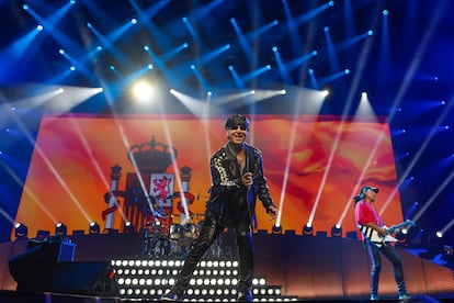 Scorpions en su concierto del martes en el WiZink Center, en Madrid, con una bandera española proyectada al fondo.