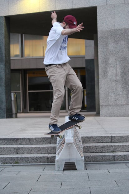 Juan Gefaell salva unos escalones en Vigo.