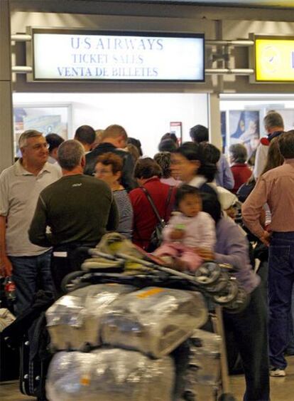 Pasajeros que viajaban ayer a EE UU, en Barajas.