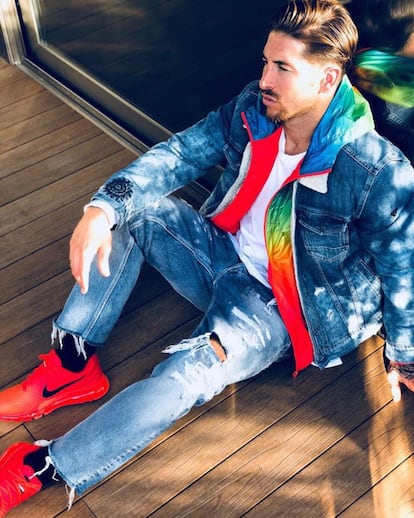 'Colors' con esta sencilla presentación Sergio Ramos posteaba en la red social Instagram un 'look' sencillo pero muy efectivo. Pantalones y chaqueta vaquera completados con unas zapatillas rojas a juego con una sudadera multicolor.