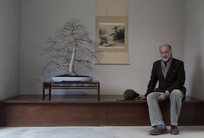 El arquitecto Luis Vallejo en el tokonoma de entrada al Museo de Bonsái de Alcobendas.