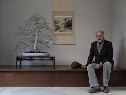 El arquitecto Luis Vallejo en el tokonoma de entrada al Museo de Bonsái de Alcobendas.