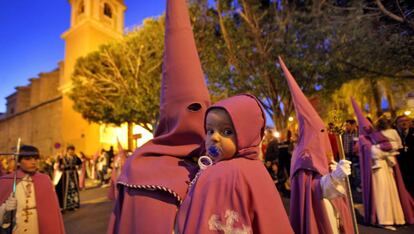 Procesión de Semana Santa en el barrio de El Cabanyal (Valencia).