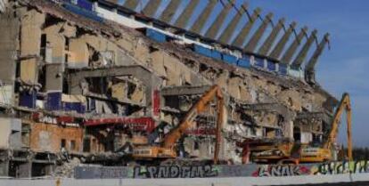 Estado de la demolición del estadio Vicente Calderón en Madrid, este domingo.