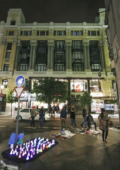 La Casa Palazuelo, en el número 4 de la calle Mayor y en el 3 de Arenal (Madrid), muy cerca de la Puerta del Sol. El inmueble fue diseñado por el arquitecto gallego Antonio Palacios mientras se edificaba el Palacio de Comunicaciones, otro edificio suyo. Los edificios de Palacios "transformaron a principios del siglo XX Madrid, una modesta población, en una gran ciudad", escribe el arquitecto Jacobo Armero en su libro 'Antonio Palacios, constructor de Madrid'.