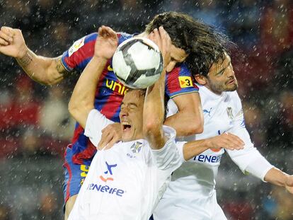 Ibrahimovic salta por el balón entre Culebras y Ezequiel Luna.