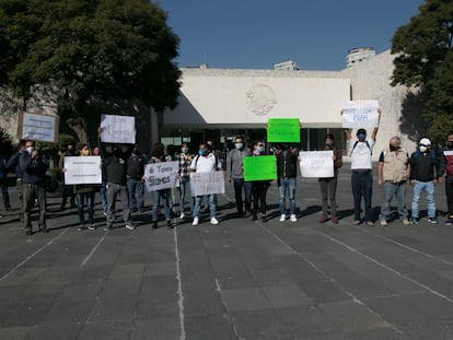 En una fotografía de noviembre de 2020, trabajadores del INAH protestan frente al Museo de Antropología en Ciudad de México.