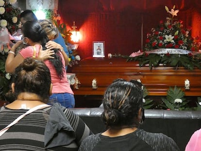 Familiares y amigos despiden este lunes a Ángel Fernando Ruiz, uno de los fallecidos durante el ataque en ciudad Reynosa, Tamaulipas.