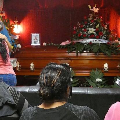 MEX5221. REYNOSA (MÉXICO) 21/06/2021.- Familiares y amigos despiden hoy a Ángel Fernando Ruiz Flores, joven fallecido durante el ataque de un comando armado en ciudad Reynosa, estado de Tamaulipas (México). Los padres de una de las 14 personas que fueron asesinadas el pasado sábado en varios ataques de grupos criminales en la ciudad de Reynosa, norte de México, reclamaron este lunes justicia por la muerte a sangre fría, y al parecer al azar, de su hijo. EFE/Martín Juárez