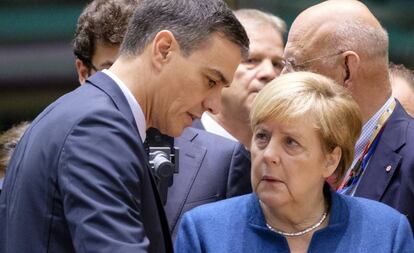 El presidente del Gobierno, Pedro Sánchez, junto a la canciller alemana Angela Merkel en Bruselas, el 18 de octubre.